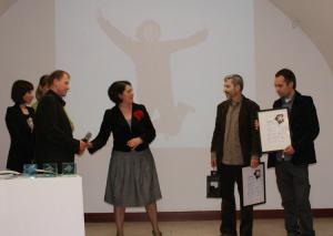 Odbiór nagrody podczas gali finałowej konkursu: na zdjęciu od lewej: prof. Michał Stefanowski, Bożena Łobzowska, Ewa Gołębiowska