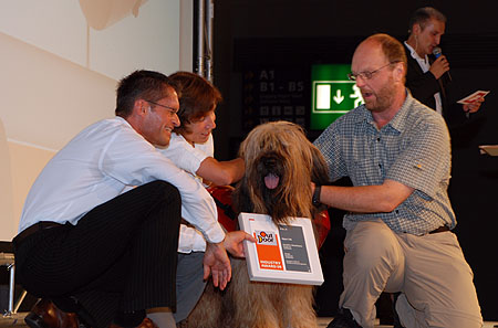 Outdoor Awards 2009, ekipa Berghund wraz z czworonożnym pracownikiem firmy odbierają nagrodę (fot. 4outdoor.pl)
