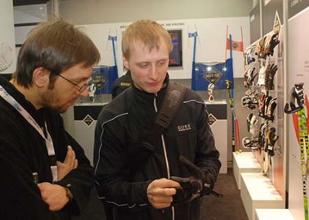 ispo winter 2009 - Gore-Tex, Jakub Dyrlico z Gore prezentuje rękawice z X-Trafit (fot. 4outdoor.pl)