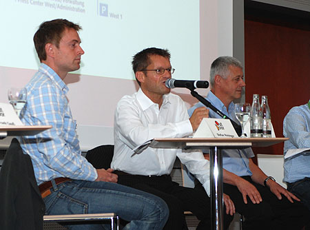 Konferencja praasowa otwierająca targi Friedrichshafen: Przy mikrofonie Klaus Wellmann, CEO Messe Friedrichshafen, z prawej Mark Held, sekretarz generalny EOG