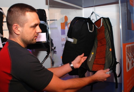 ispo winter 2009 - Tomasz Jakoniuk, Brand Manager Berghausa, prezentuje plecak Agent 0022 (fot. 4outdoor.pl)