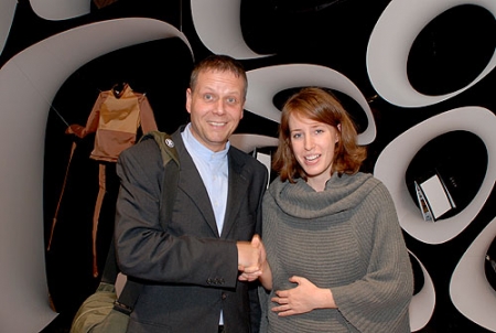 ispo winter 2009 - właścicielka i projektanka JILT Zofia Sobolewska odbiera gratulacje od niemieckiego designera za wyjątkowy projekt stoiska 