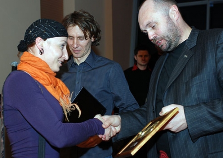 Kielce Zima-Sport 2009, nagrodę dla AMC z rąk Dyrektora Wydziału Targów Dariusza Michalaka odbiera Agnieszka Śmiałek (fot. 4outdoor.pl) 