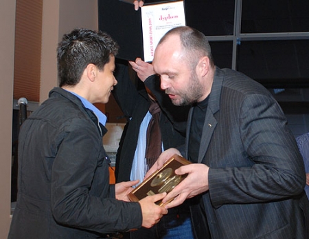 Kielce Zima-Sport 2009, nagrodę dla Bakosport z rąk Dyrektora Targów odbiera Sylwia Szugzda