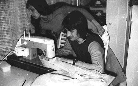 Domowa produkcja odzieży i sprzętu na początku lat 70. w czeskim Turnovie