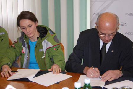 Edyta Ropek podpisuje umowę z Azotami Tarnów (fot. Azoty Tarnów)