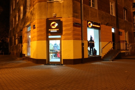Wejście do firmowego sklepu Mammuta w Warszawie (fot. Climbrock)