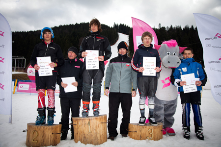 Andrzej Bachleda Curus Jr. w towarzystwie zwycięzców TAURON Energy Ski Cup (fot. Tomek Gola)