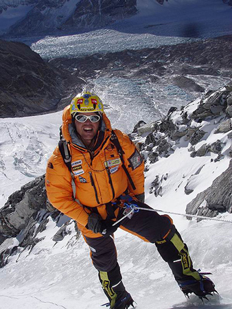 Simone Moro podczas wyprawy zimowej na Shisha Pangma w 2004 roku  (fot. Piotr Morawski)
