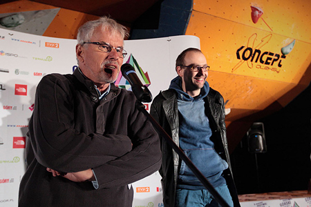 Jerzy Surdel i Marcin Koszałka prezentują werdykt, poniżej zwycięska statuetka (fot. Adam Kokot/KFG)