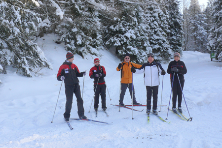 Cześć uczestników pierwszej edukacyjnej wycieczki narciarskiej w Koninkach (fot. Gorczański Park Narodowy)