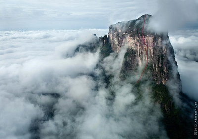 Cerro Autana z orientacyjna linia drogi &amp;quot;The Yopo Wall&amp;quot; (fot. Alastair Lee)