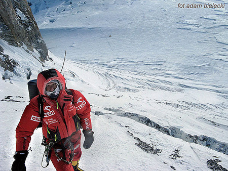 Wyprawa na Gasherbrum I - Janusz w Kuluarze Japońskim, w tle obóz drugi (fot. Adam Bielecki)