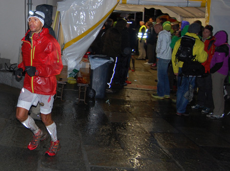 The North Face® Ultra-Trail du Mont-Blanc® 2012 - Zawodnicy na trasie 10. UTMB (fot. 4outdoor.pl)
