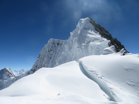 Wyprawa na Broad Peak: grań szczytowa widziana z przełęczy (fot. Adam Bielecki)