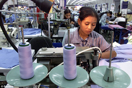 Fabryka odzieży w Kambodży (fot. Reuters)