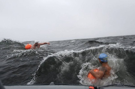 Rafał Ziobro podczas pierwszego przepłynięcia wpław Cieśniny Beringa (fot. Guillermo Galloshaw)