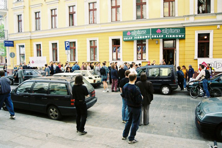 Kolejka na otwarcie sklepu przy ul. Ładnej (fot. Skalnik)